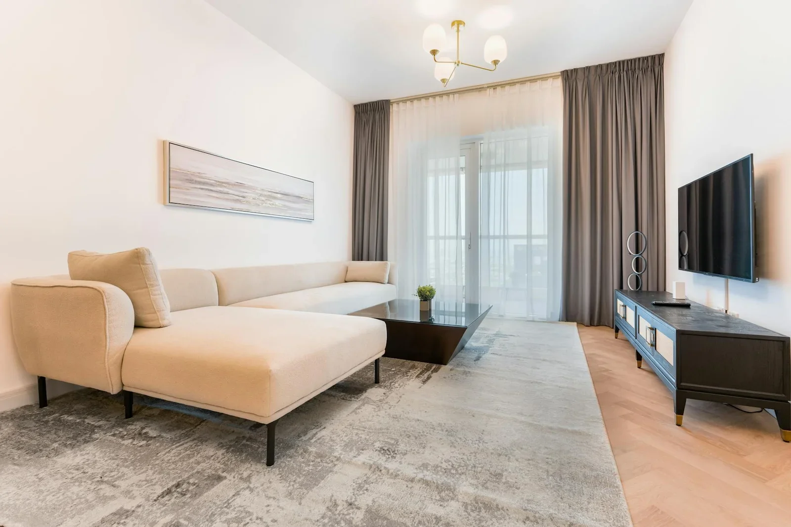 Sofa tông be trang nhã cùng bàn trà gỗ, kết hợp tivi gọn gàng tạo nên phòng khách tân cổ điển tinh giản đầy cuốn hút. | Thiết kế nội thất 24