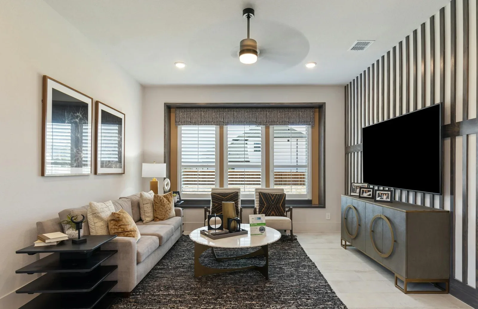 Phòng khách tầng hai đương đại sắp xếp nội thất thời thượng, đường nét tinh giản cùng phụ kiện trang nhã tạo vẻ đẹp cân đối. | Thiết kế nội thất 24