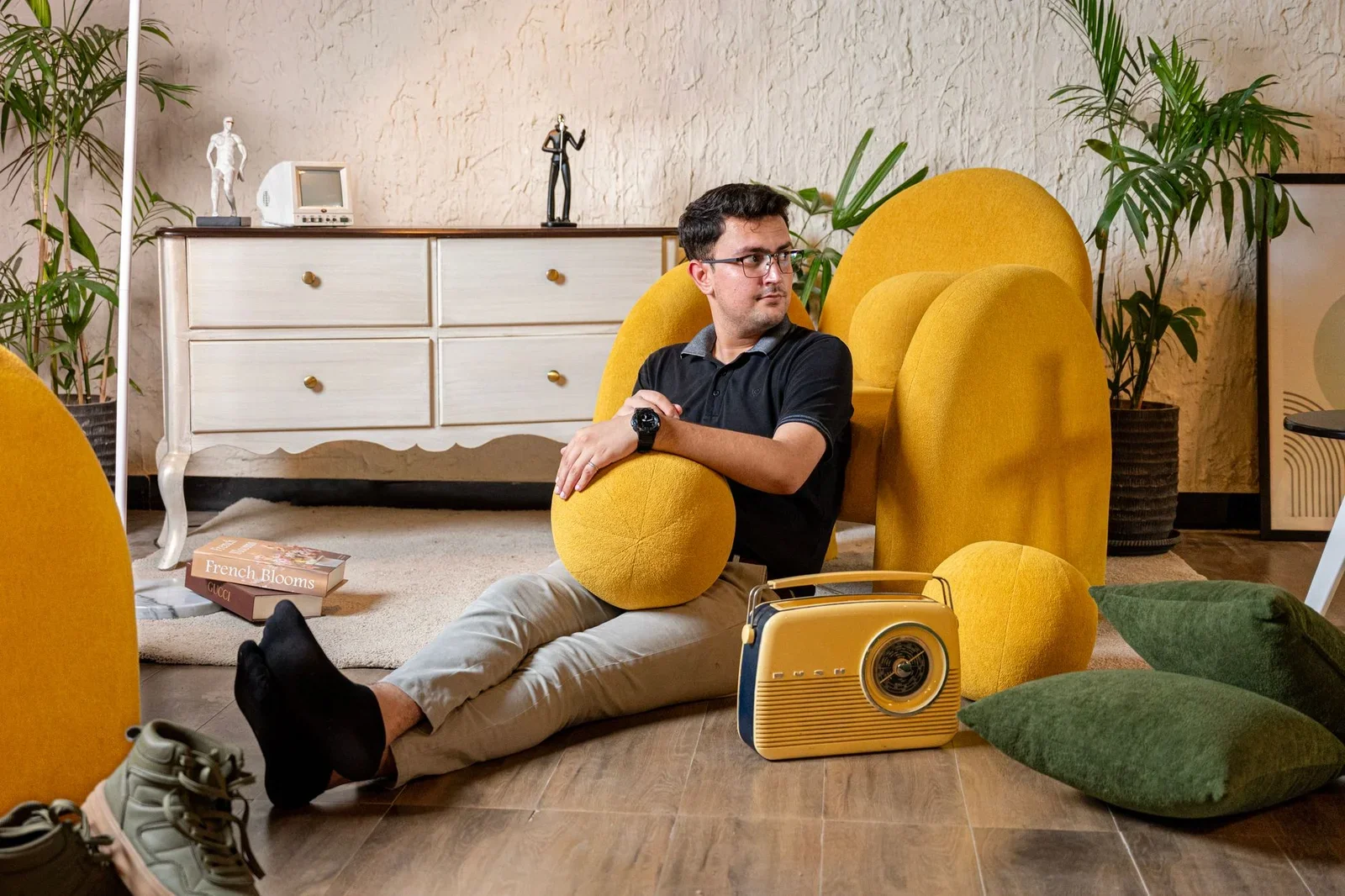 Phòng khách tầng hai hiện đại pha nét hoài cổ, đài vintage cùng sắc vàng ấm áp kiến tạo không gian nghỉ ngơi bình yên. | Thiết kế nội thất 24