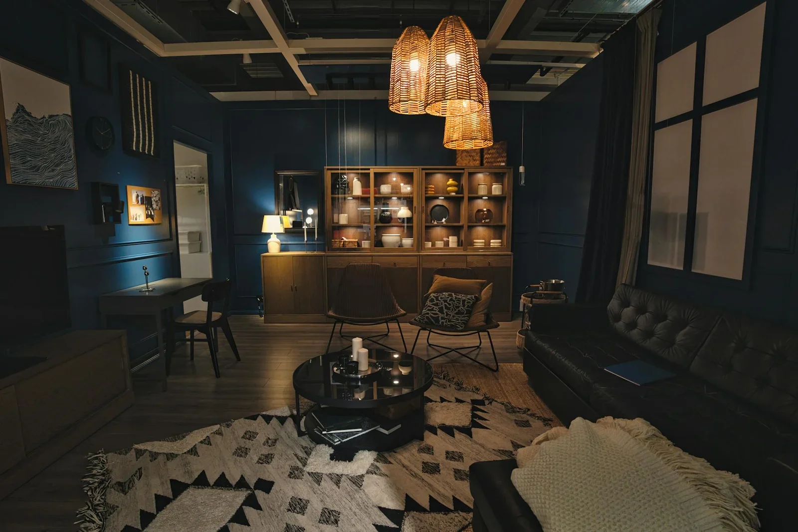 Không gian phòng khách tầng hai ấm cúng cùng decor hiện đại, ánh sáng ambient dịu nhẹ tôn lên vẻ đẹp tinh tế đầy ấn tượng. | Thiết kế nội thất 24