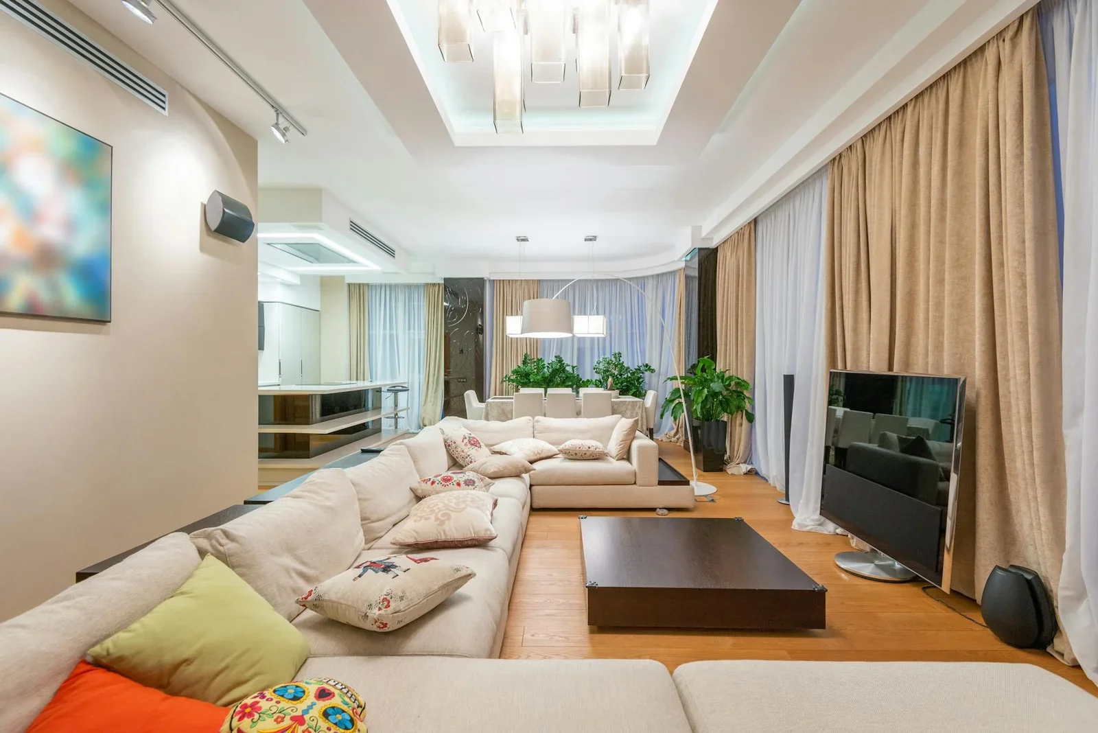 Phòng khách thời thượng với sofa êm ái, gối tựa đa sắc và tivi lớn, mang đến tiện nghi giải trí hoàn hảo cho gia đình. | Thiết kế nội thất 24