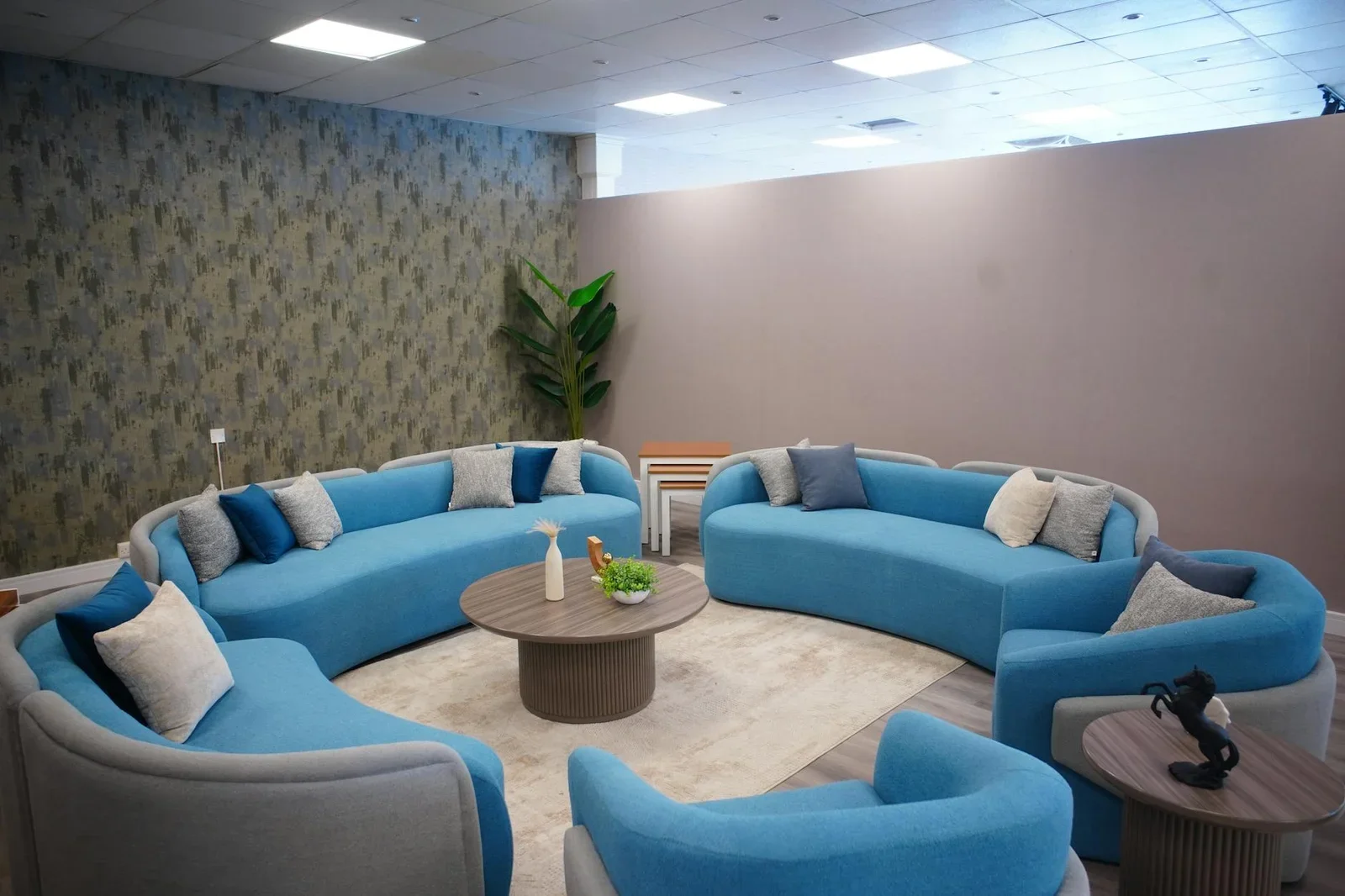 Không gian hiện đại thanh lịch với sofa xanh sang trọng cùng đồ trang trí ấm cúng, mang đến cảm giác thư thái và bình yên. | Thiết kế nội thất 24