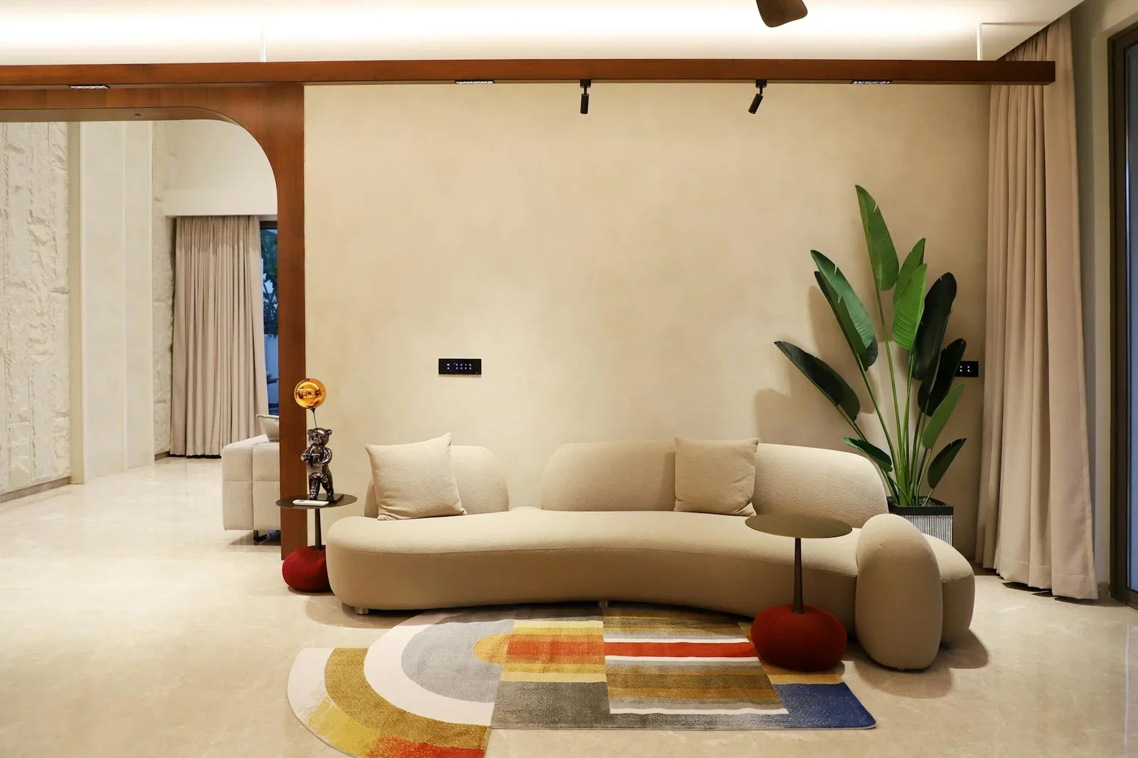 Phòng khách thời thượng với sofa hiện đại, cây xanh mát và thảm đa sắc, mang đến vẻ đẹp trẻ trung cùng gu thẩm mỹ tinh tế. | Thiết kế nội thất 24