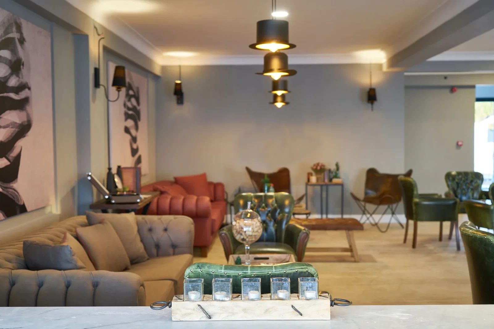 Thiết kế phòng khách hiện đại toát lên vẻ thanh lịch nhờ đường nét nội thất đương đại được chọn lọc và bài trí chỉn chu. | Thiết kế nội thất 24