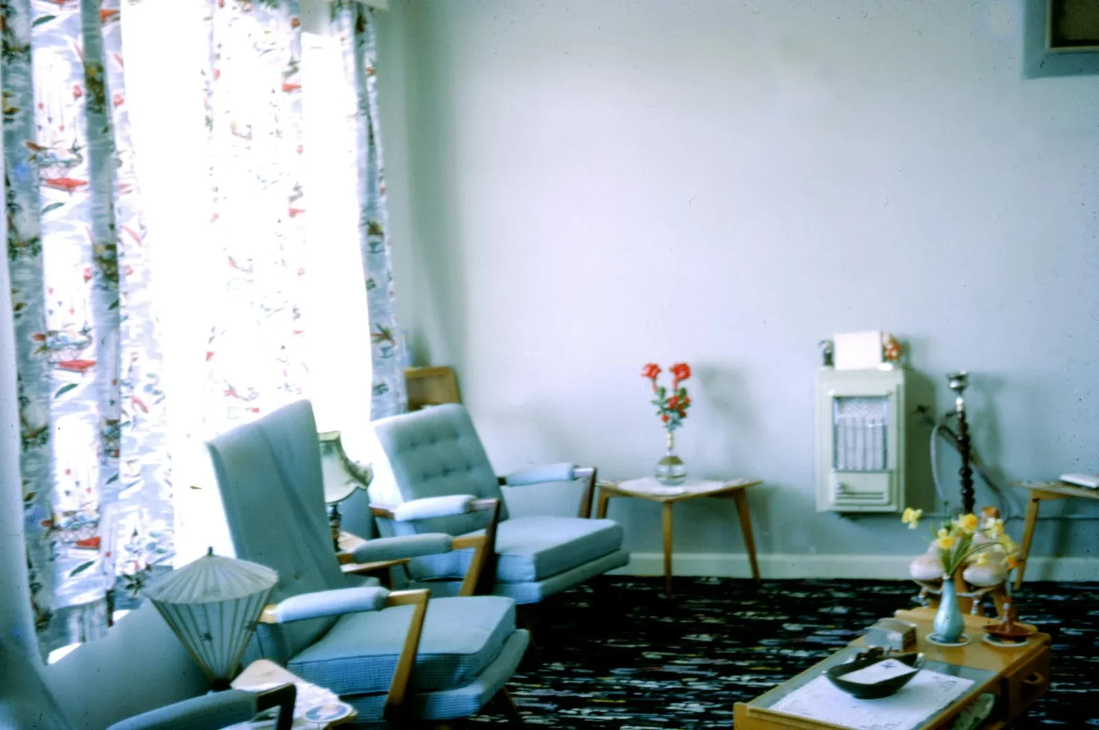 Classic mid-century living room with vintage furniture and f | Thiết kế nội thất 24
