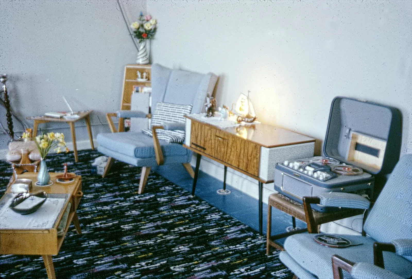 Cozy mid-century modern living room with vintage decor and f | Thiết kế nội thất 24