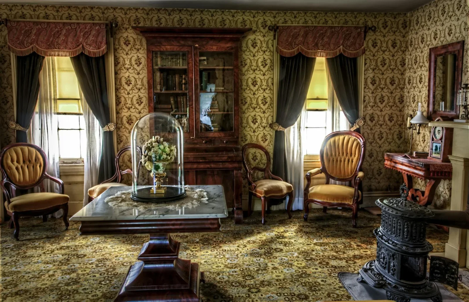 Luxurious vintage living room featuring antique furniture an | Thiết kế nội thất 24