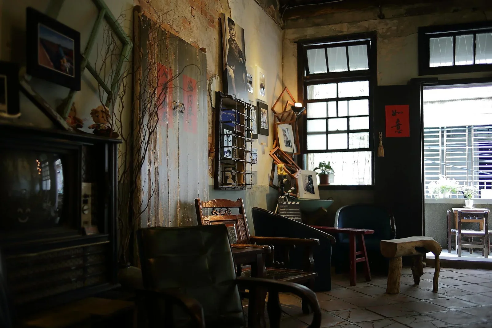 A charming vintage room featuring rustic furniture and class | Thiết kế nội thất 24