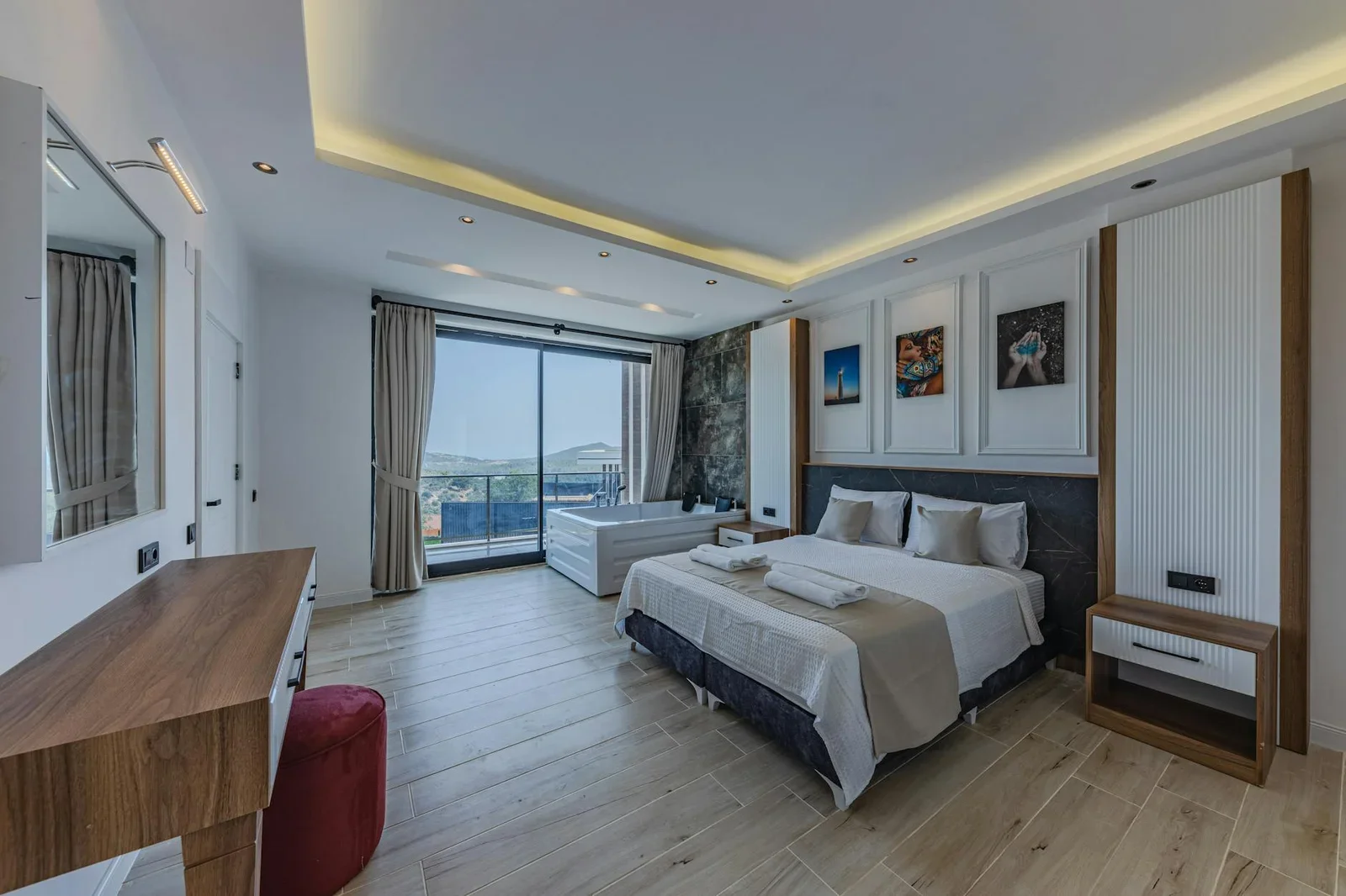 Thiết kế phòng ngủ phong cách khách sạn hiện đại tích hợp giường lớn, bồn tắm thư giãn và ban công thoáng đãng. | Thiết kế nội thất 24