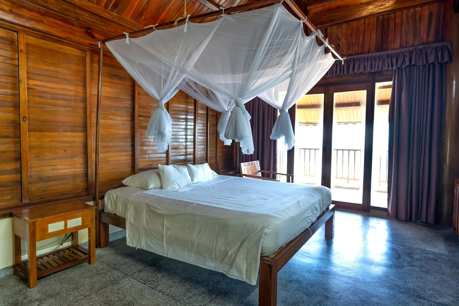 Phòng ngủ biệt thự phong cách cabin gỗ với giường màn cổ điển đón nắng tự nhiên, tạo cảm giác thư thái tuyệt đối. | Thiết kế nội thất 24