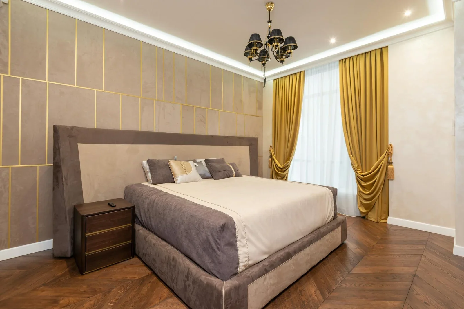 Phòng ngủ bé gái thời thượng với giường nệm êm ái, đèn chùm tinh tế và họa tiết xa hoa tạo không gian quý phái. | Thiết kế nội thất 24