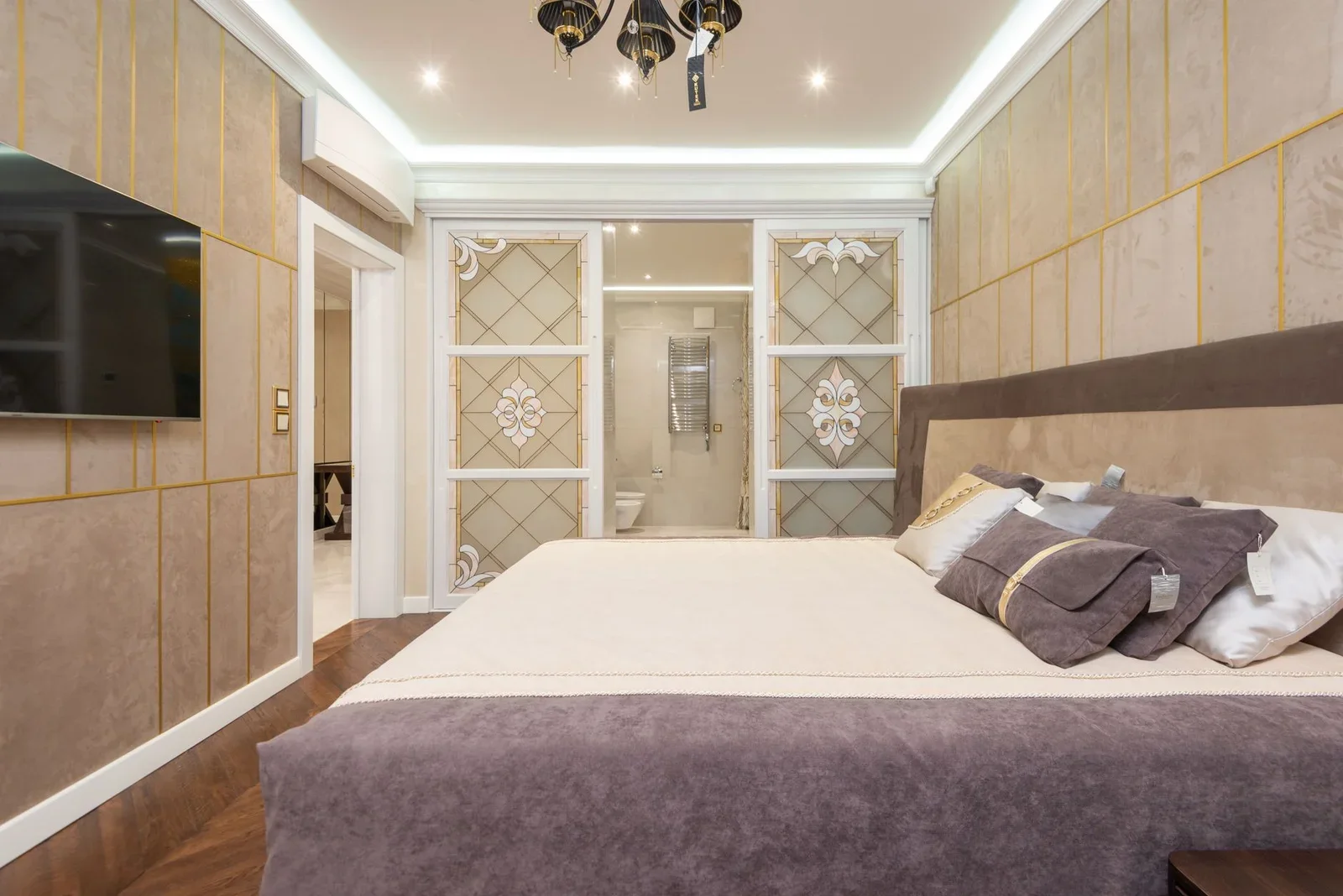 Phòng ngủ hiện đại sang trọng với nội thất cao cấp, ánh sáng dịu nhẹ tạo nên không gian nghỉ ngơi tinh tế và đẳng cấp. | Thiết kế nội thất 24