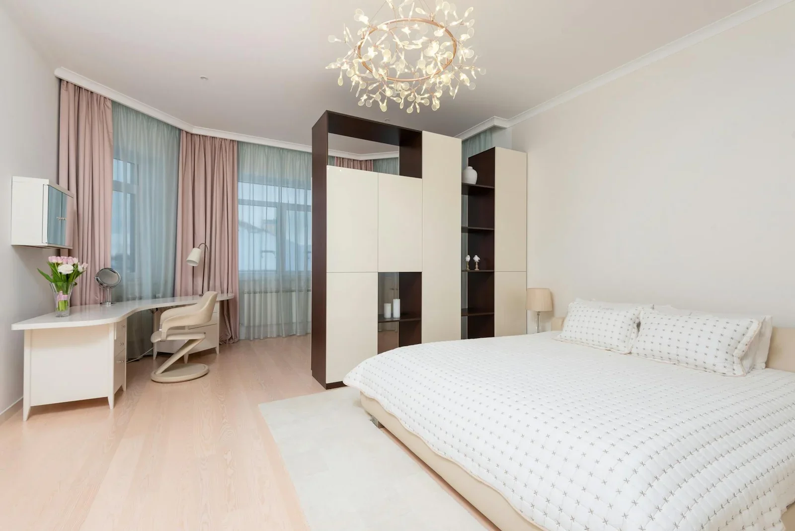 Nội thất đương đại sáng sủa với giường ngủ rộng, tủ quần áo tích hợp kệ để đồ và góc làm việc tiện nghi. | Thiết kế nội thất 24