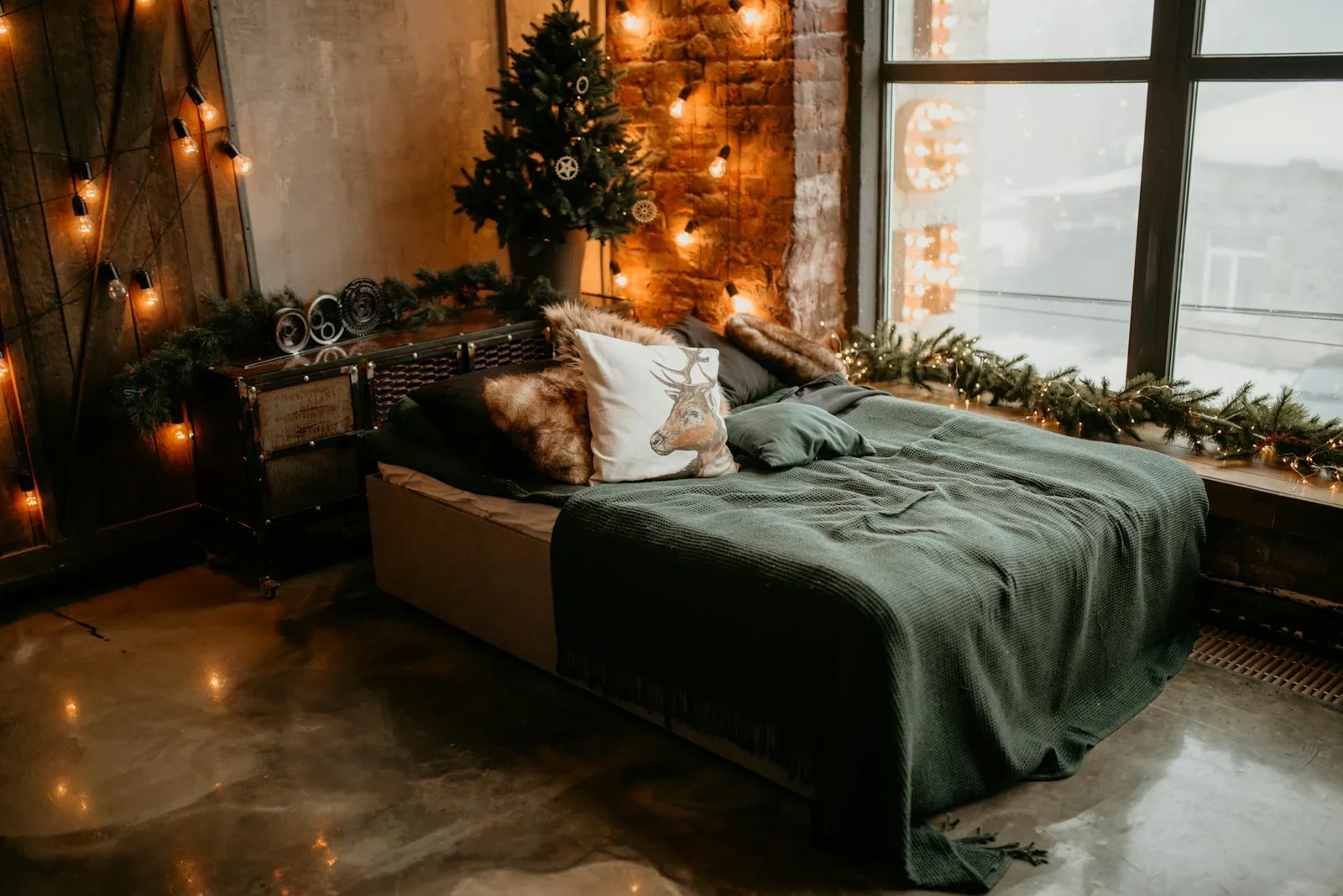 Phòng ngủ ấm cúng với cây thông Noel và chăn ga mềm mại, ánh sáng vàng dịu nhẹ tạo không gian nghỉ ngơi thư thái. | Thiết kế nội thất 24