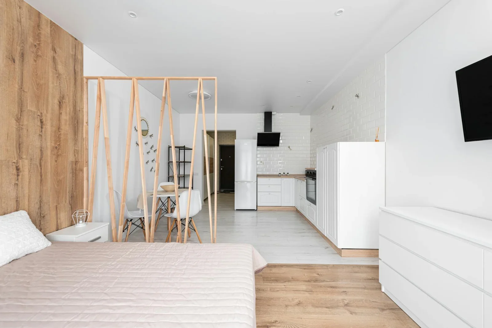 Thiết kế phòng ngủ độc đáo với giường ngủ, tivi và tủ lạnh mini kết hợp tủ sàn, tạo không gian tiện nghi đầy ánh sáng. | Thiết kế nội thất 24