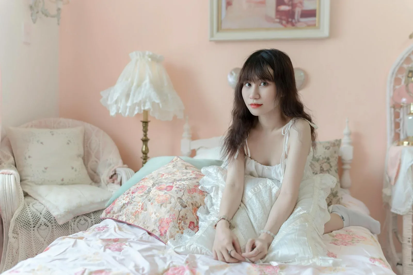 Họa tiết hoa lá tinh tế điểm xuyết không gian vintage nhẹ nhàng, mang lại bầu không khí yên bình và dịu dàng. | Thiết kế nội thất 24