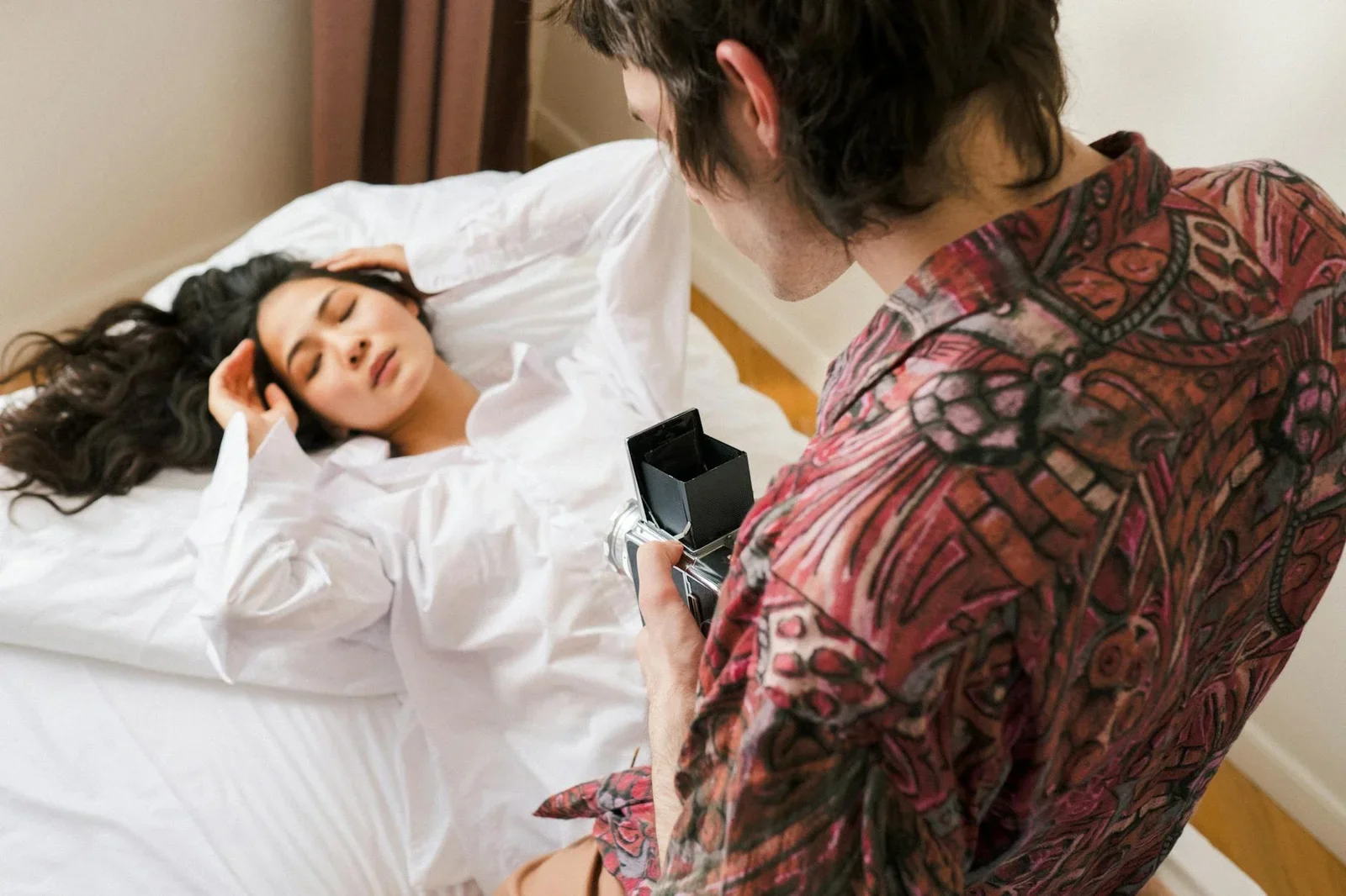 Khoảnh khắc thư giãn trong phòng ngủ ấm cúng được ghi lại tinh tế, tôn vinh vẻ đẹp bình yên của không gian sống. | Thiết kế nội thất 24