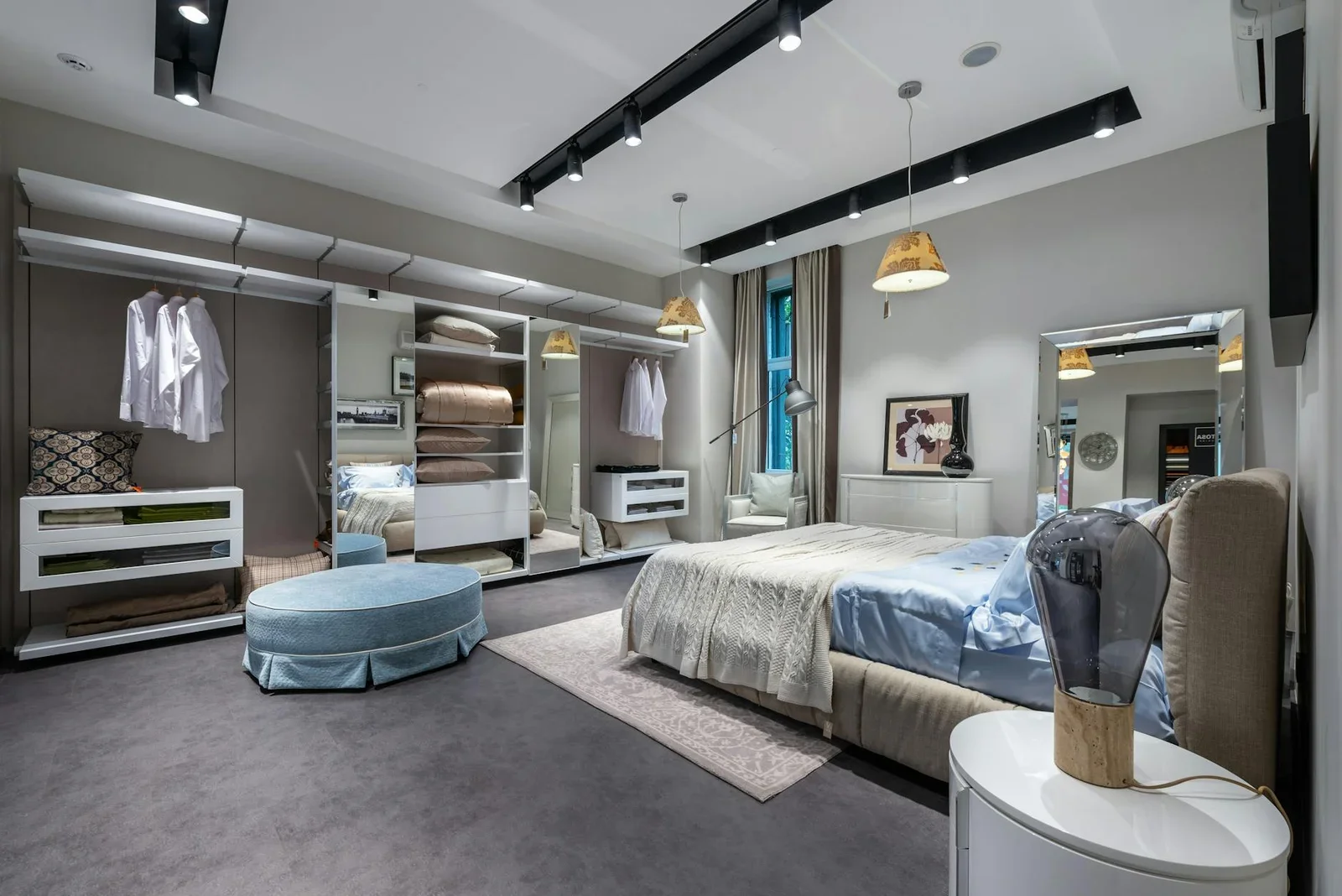 Thiết kế hiện đại với tường xám trang nhã, đèn treo nghệ thuật, thảm mềm mại cùng hệ tủ quần áo tiện lợi. | Thiết kế nội thất 24