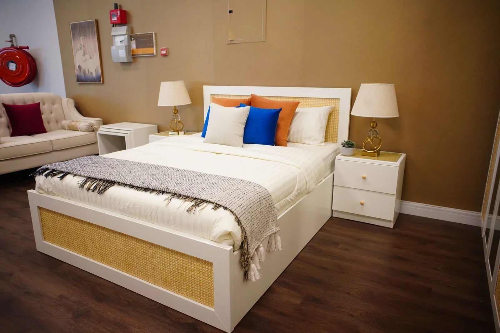 Phòng ngủ tối giản ấm áp với giường hiện đại, ghế sofa thư giãn cùng phụ kiện trang trí thanh lịch, tinh tế. | Thiết kế nội thất 24
