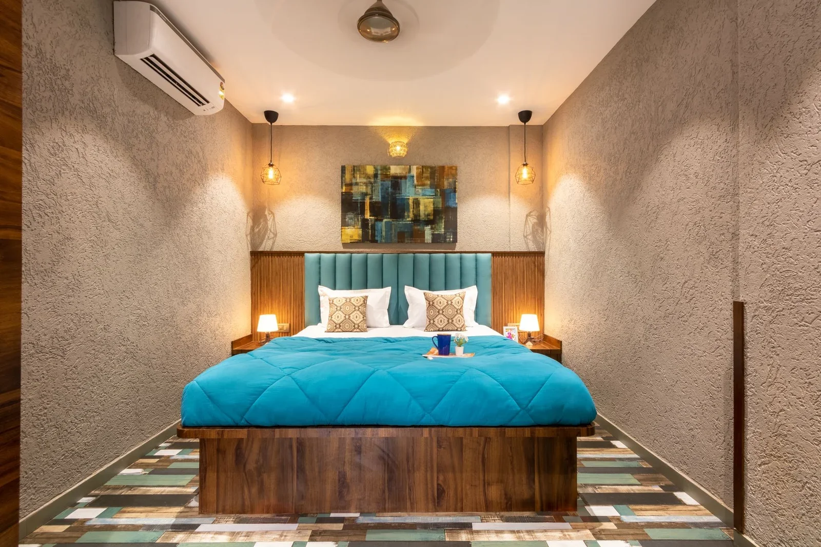 Phòng ngủ nam hiện đại nổi bật với bộ ga xanh dương và tranh tường nghệ thuật, kiến tạo không gian nghỉ ngơi thư thái. | Thiết kế nội thất 24