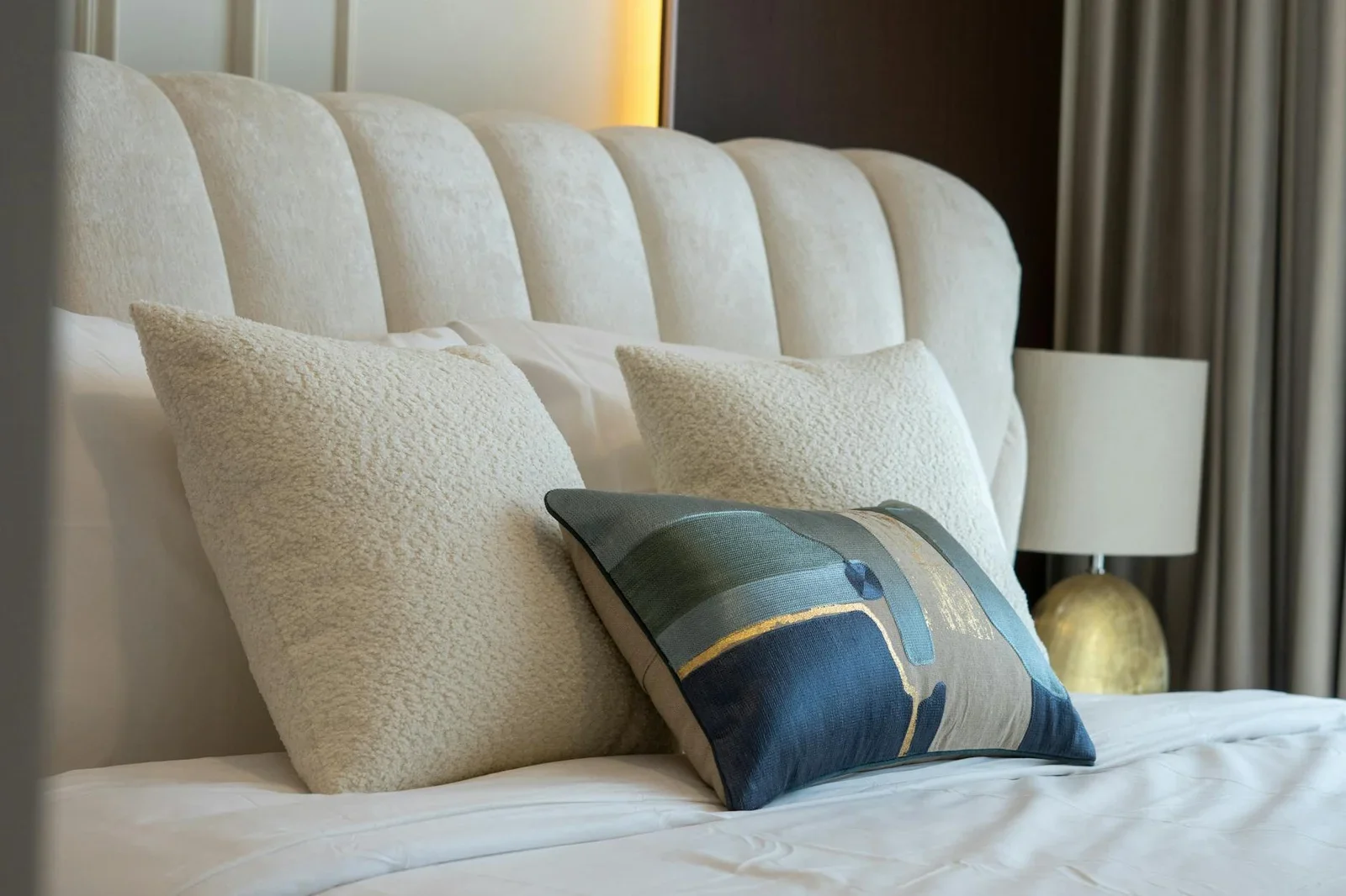 Thiết kế phòng ngủ nam sang trọng với tựa giường bọc đệm cao cấp cùng gối tựa họa tiết, tôn lên vẻ đẹp hiện đại. | Thiết kế nội thất 24