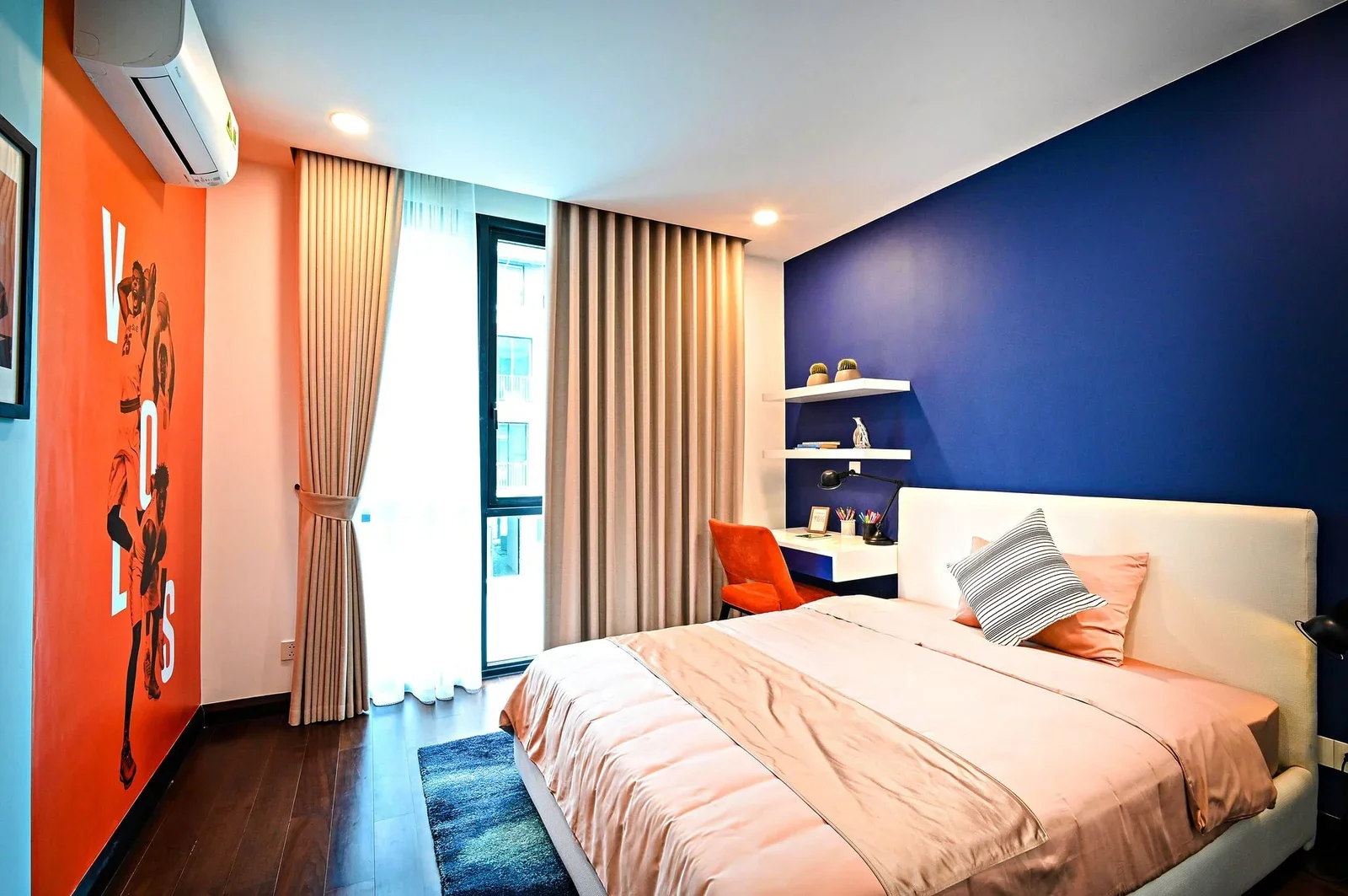 Phòng ngủ nam đương đại phá cách với tường xanh cam tương phản, nội thất thời thượng cùng ánh sáng dịu nhẹ đầy cuốn hút. | Thiết kế nội thất 24