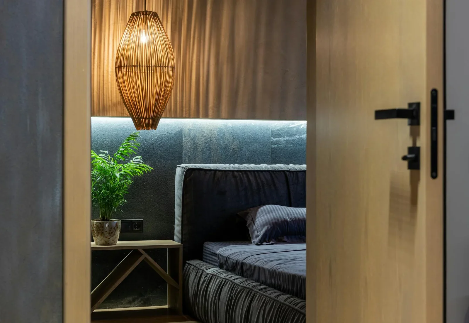 Phòng ngủ nam hiện đại ấm cúng, nổi bật với hệ đèn trang trí thời thượng cùng những chi tiết nội thất tinh xảo. | Thiết kế nội thất 24