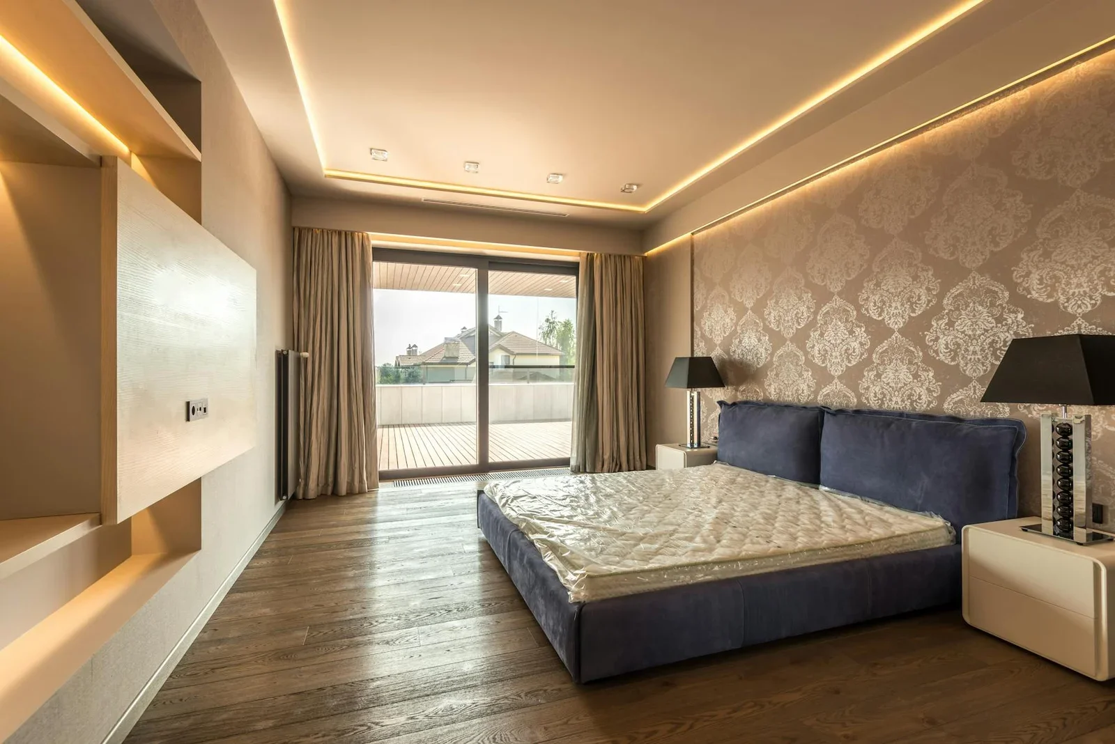 Không gian phòng ngủ nam rộng rãi theo phong cách đương đại, kết hợp ánh sáng gián tiếp ấm áp và nội thất thời thượng. | Thiết kế nội thất 24