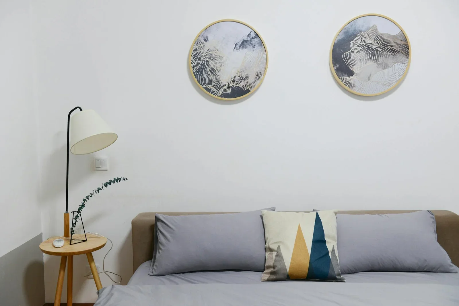Phòng ngủ nam hiện đại phong cách tối giản, tô điểm bằng tranh trừu tượng độc đáo cùng bộ nội thất êm ái, tiện nghi. | Thiết kế nội thất 24
