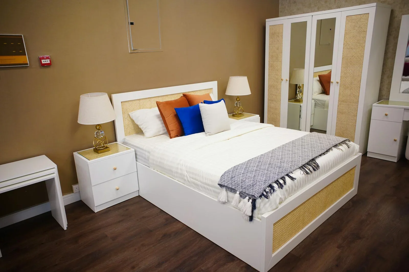 Phòng ngủ hiện đại ghi điểm bởi decor thanh lịch, giường ngủ ấm cúng cùng nội thất đồng bộ, nâng tầm thẩm mỹ không gian. | Thiết kế nội thất 24