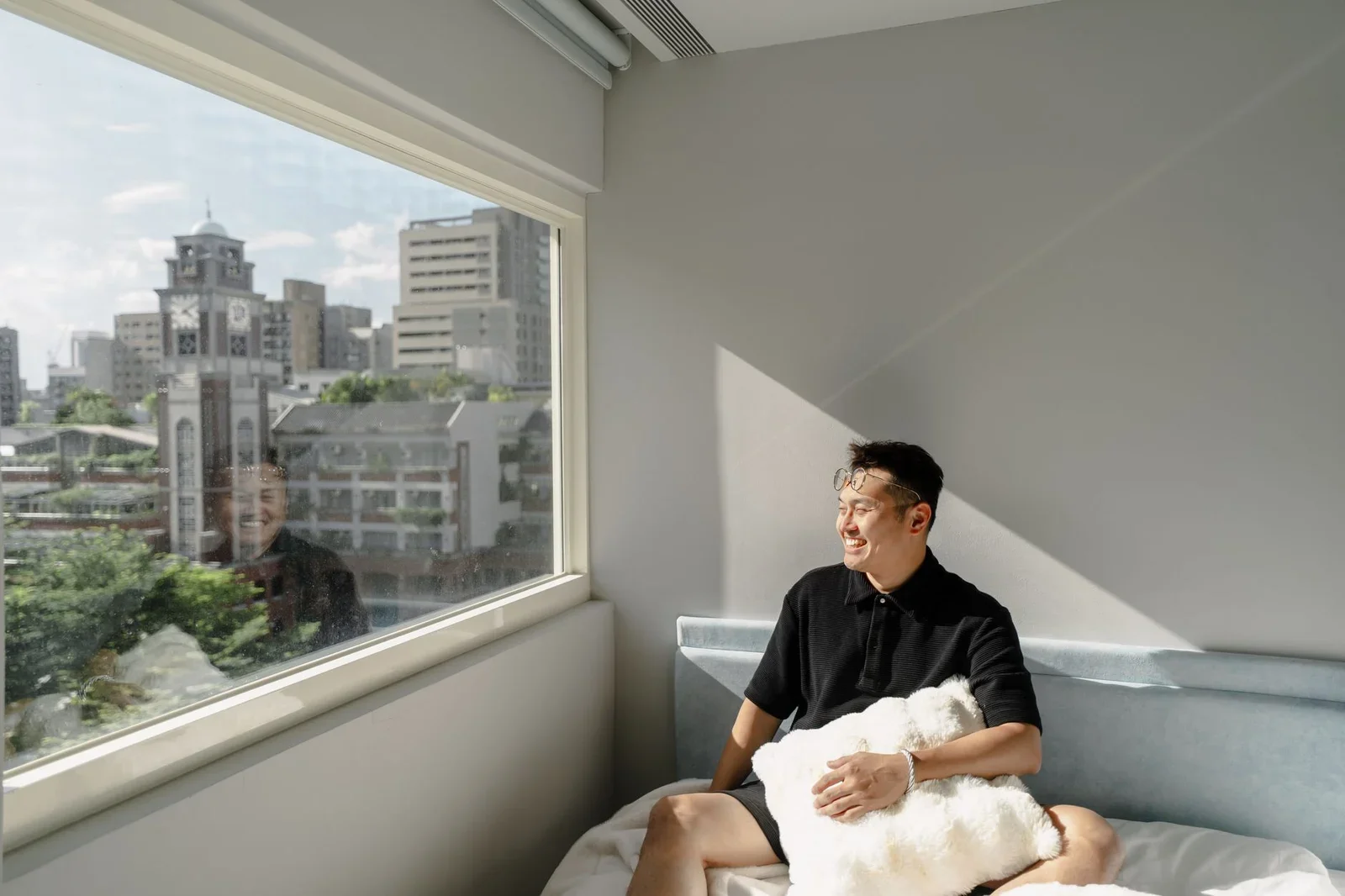 Phòng ngủ hiện đại đón trọn ánh sáng tự nhiên, tầm nhìn thành phố rộng mở tạo không gian thư giãn lý tưởng. | Thiết kế nội thất 24