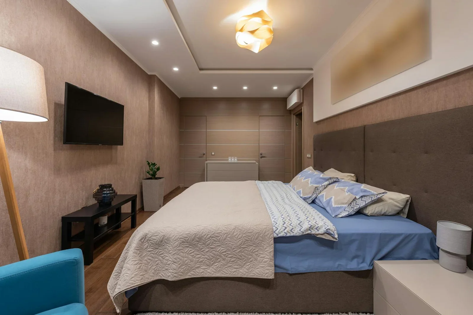 Mẫu giường ngủ thời thượng cùng ánh sáng ấm áp, tô điểm cho phòng ngủ hiện đại nét thanh lịch và cảm giác dễ chịu. | Thiết kế nội thất 24