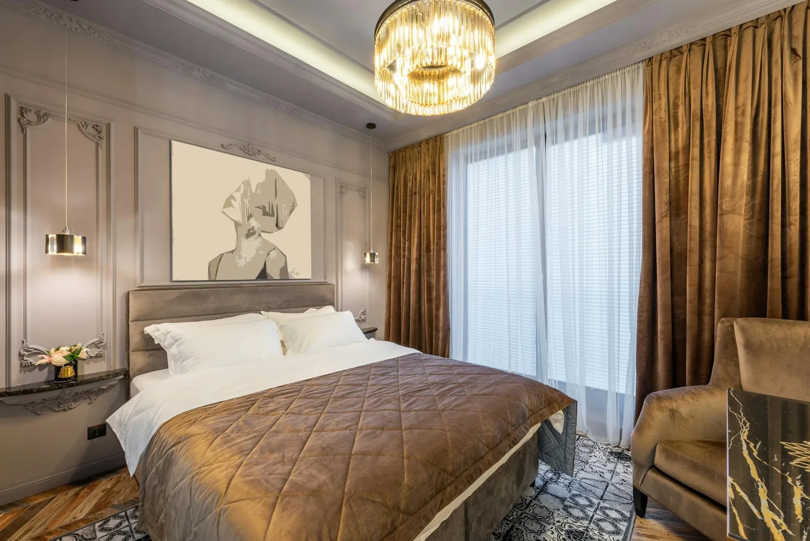 Thiết kế phòng ngủ sáng tạo với ga gối hài hòa, rèm cửa bay bổng cùng tranh nghệ thuật tô điểm dưới ánh sáng tự nhiên. | Thiết kế nội thất 24