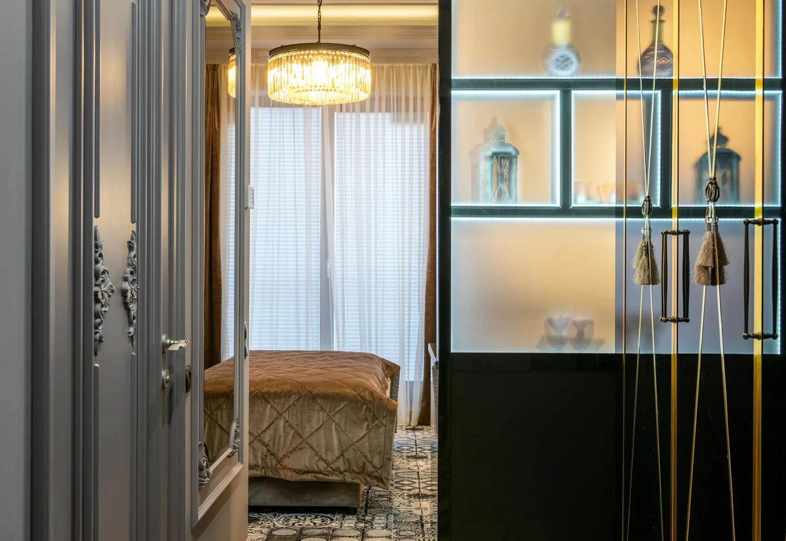 Cửa mở thông phòng cùng kệ đèn lồng và tua rua rủ nhẹ, ánh sáng ấm áp tạo góc thư giãn mộng mơ cho trẻ. | Thiết kế nội thất 24
