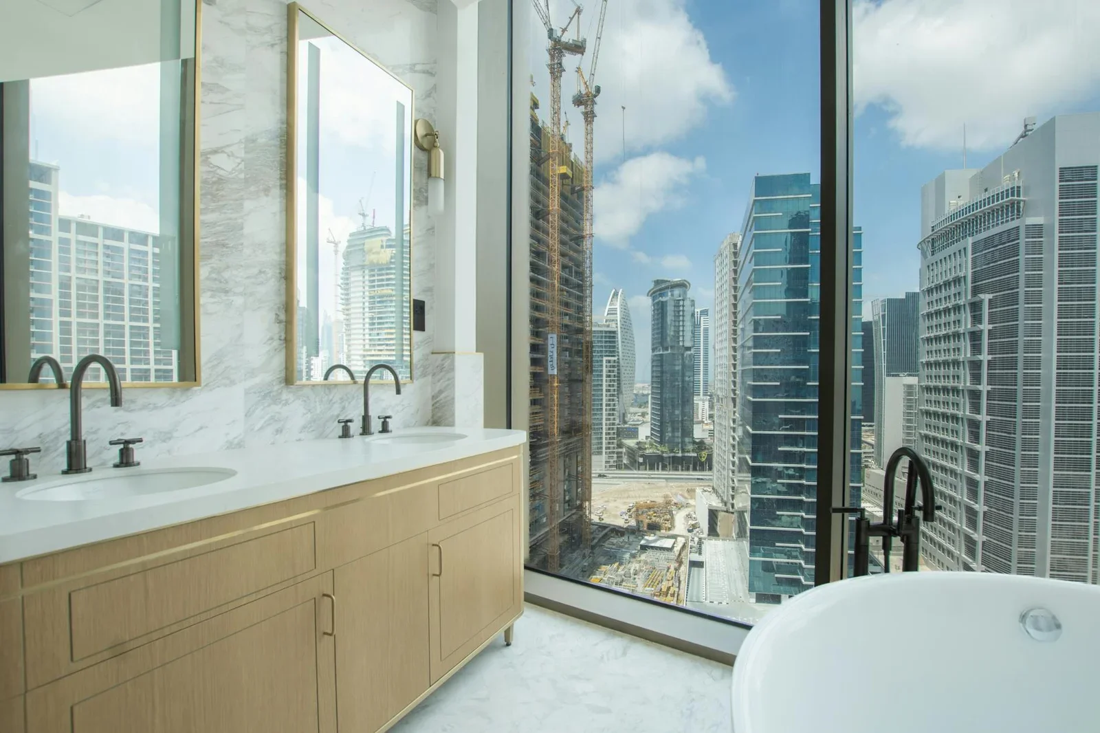 Phòng tắm khách sạn sang trọng ốp đá marble cao cấp, cửa kính rộng mở tầm nhìn toàn cảnh thành phố rực rỡ. | Thiết kế nội thất 24