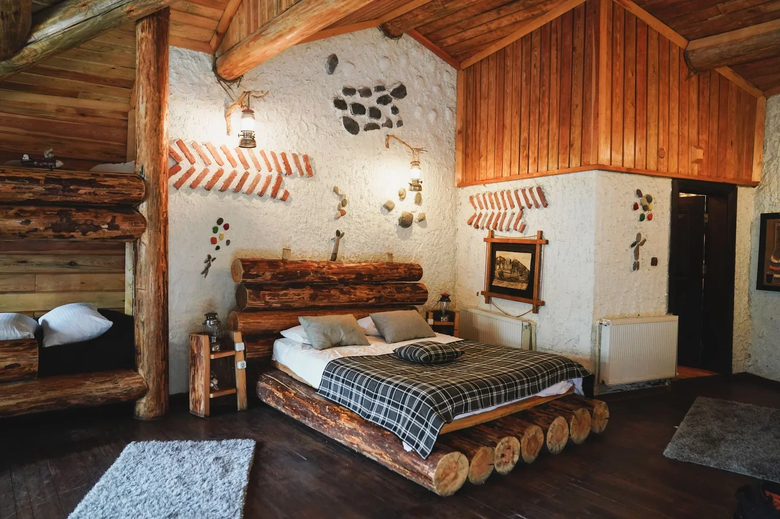 Phòng nghỉ khách sạn phong cách rustic ấm cúng với nội thất gỗ tự nhiên và giường ngủ êm ái, lý tưởng cho kỳ nghỉ. | Thiết kế nội thất 24
