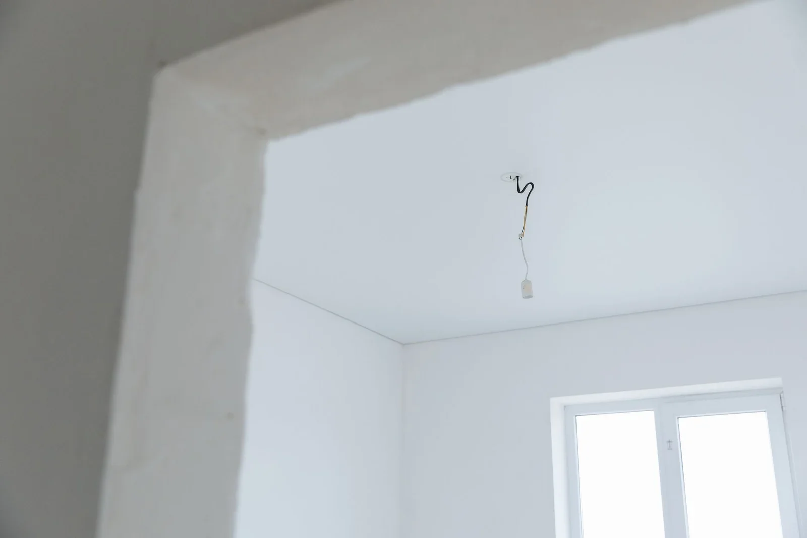 Giai đoạn thi công thô phòng khách sạn với hệ điện nổi đi dây chỉn chu, không gian sáng thoáng nhờ ánh sáng tự nhiên. | Thiết kế nội thất 24