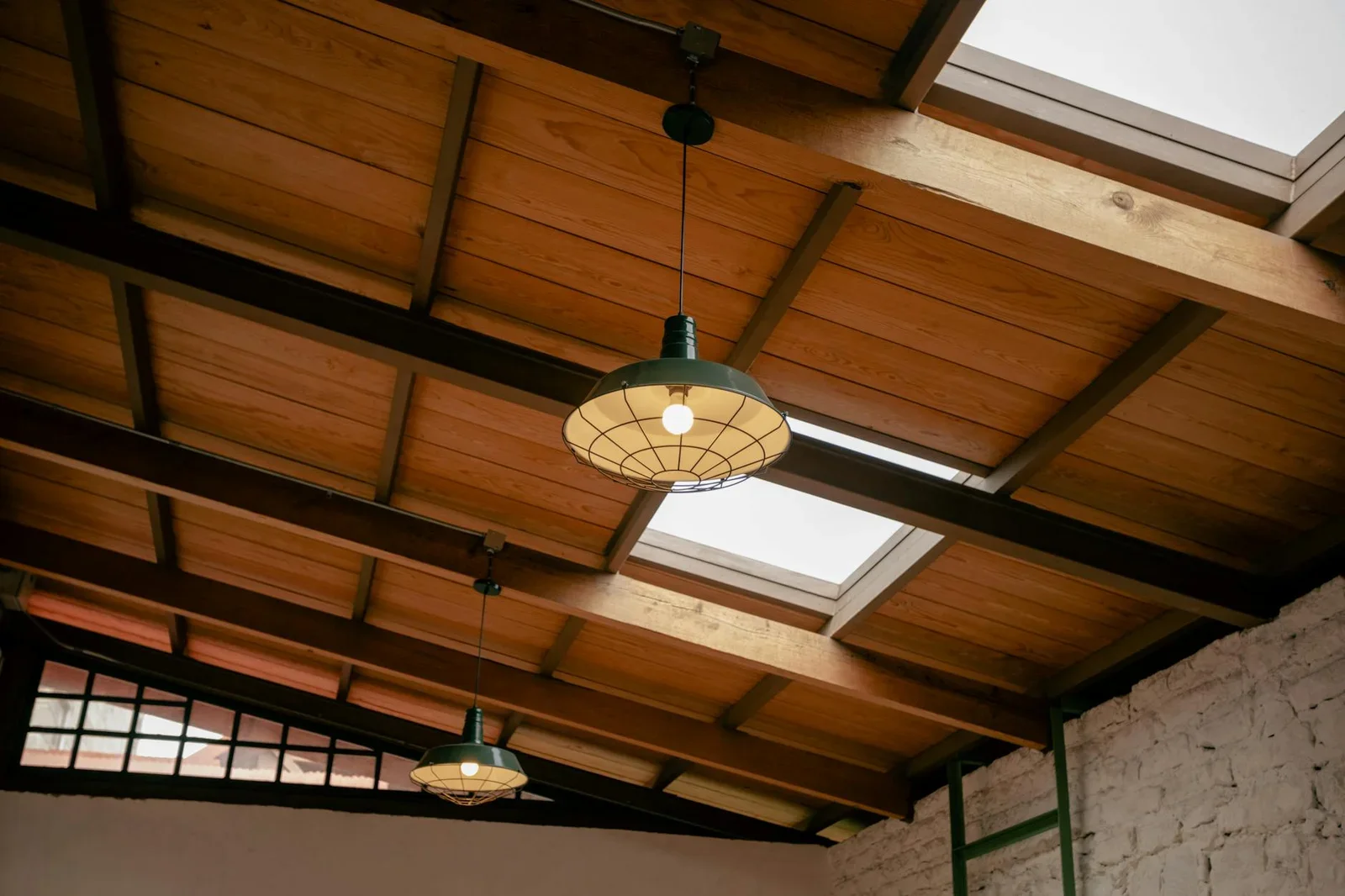 Trần gỗ ấm áp phong cách công nghiệp kết hợp đèn thả cổ điển, kiến tạo không gian dùng bữa ấm cúng và nghệ thuật. | Thiết kế nội thất 24