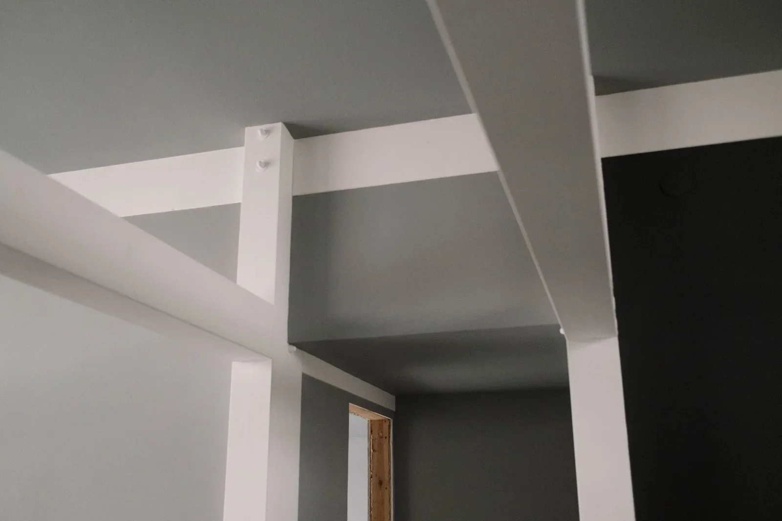 Chi tiết hệ dầm trần hiện đại với đường nét kiến trúc sắc sảo, khẳng định tiêu chuẩn kỹ thuật thi công chuyên nghiệp. | Thiết kế nội thất 24
