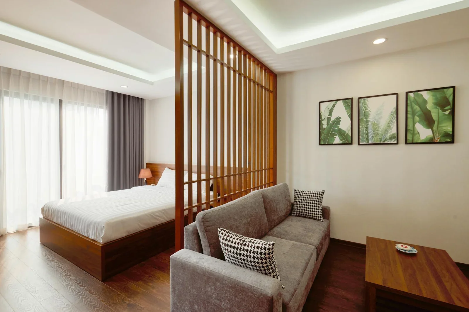 Không gian ngủ và sinh hoạt chung tối giản, phối hợp chất liệu gỗ ấm cúng cùng decor hiện đại, mang lại sự tiện nghi cho căn hộ. | Thiết kế nội thất 24