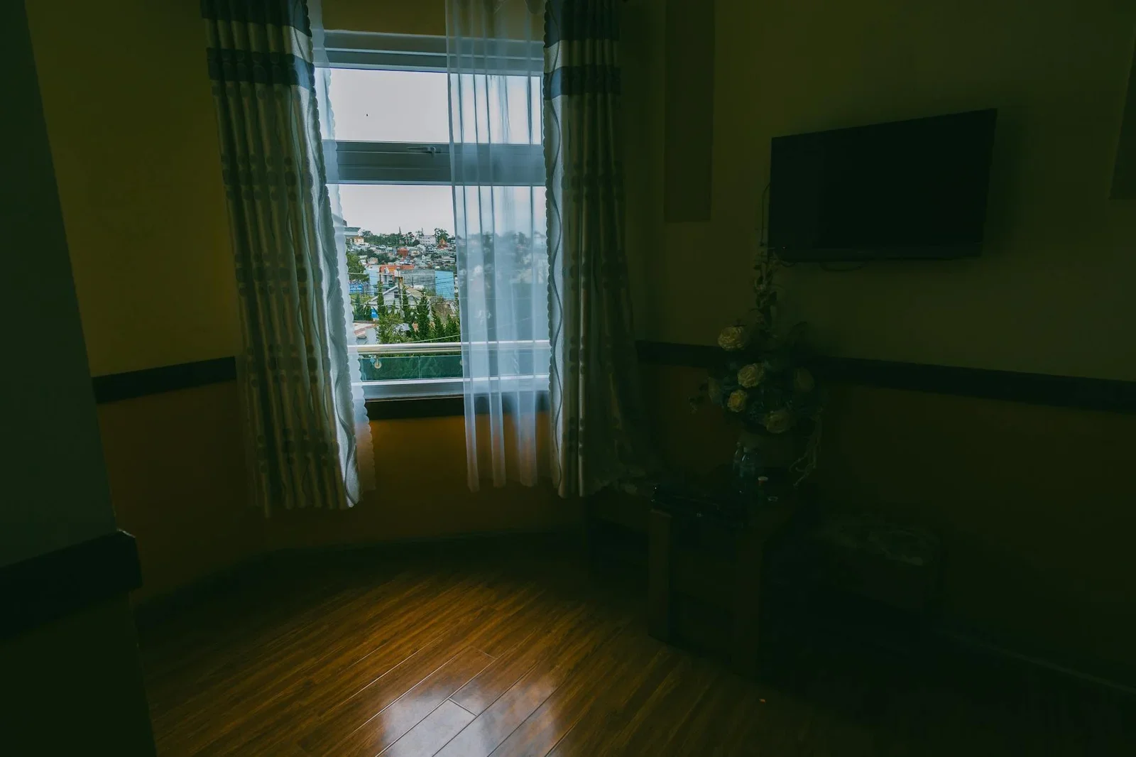 Nội thất phòng được chiếu sáng ấm áp, khung cửa lớn đón trọn tầm nhìn thành phố, mang lại khoảnh khắc nghỉ ngơi bình yên. | Thiết kế nội thất 24