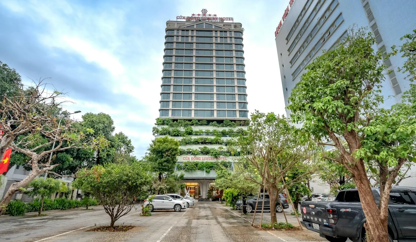 Kiến trúc khách sạn hiện đại sang trọng hòa quyện cùng mảng xanh tươi mát, tạo điểm nhấn tinh tế giữa lòng đô thị. | Thiết kế nội thất 24