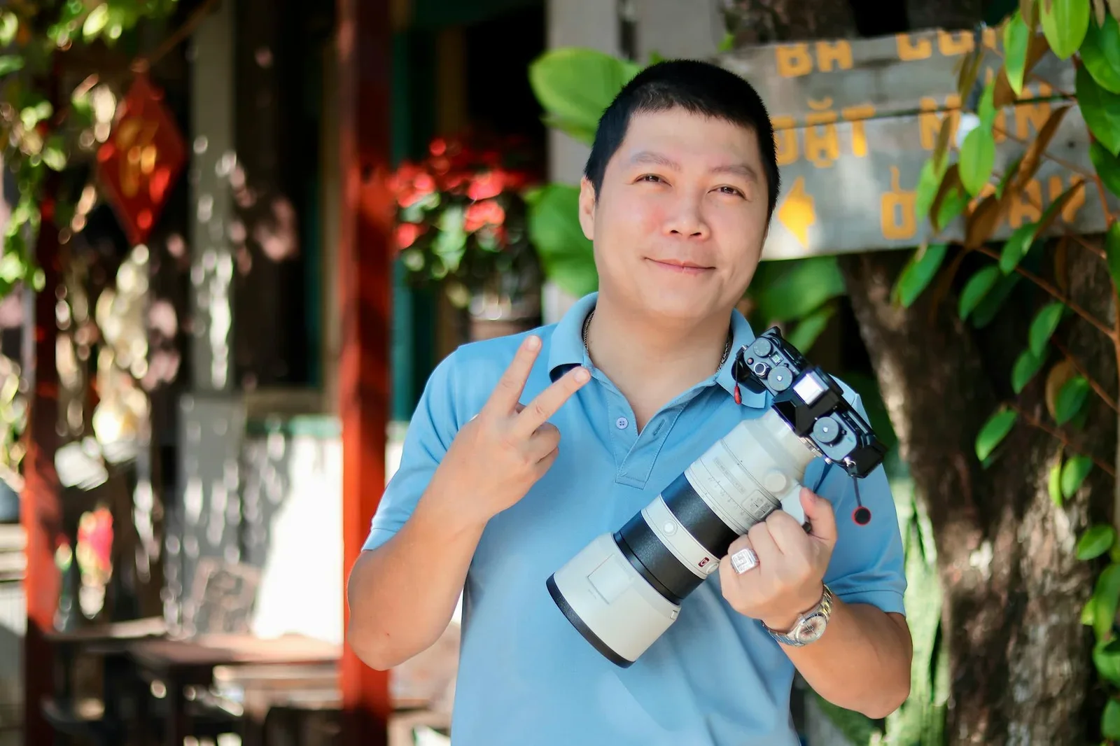 Chân dung nhiếp ảnh gia ngoài trời, tay cầm máy ảnh tạo dáng trẻ trung, ánh sáng tự nhiên tôn lên thần thái chuyên nghiệp. | Thiết kế nội thất 24