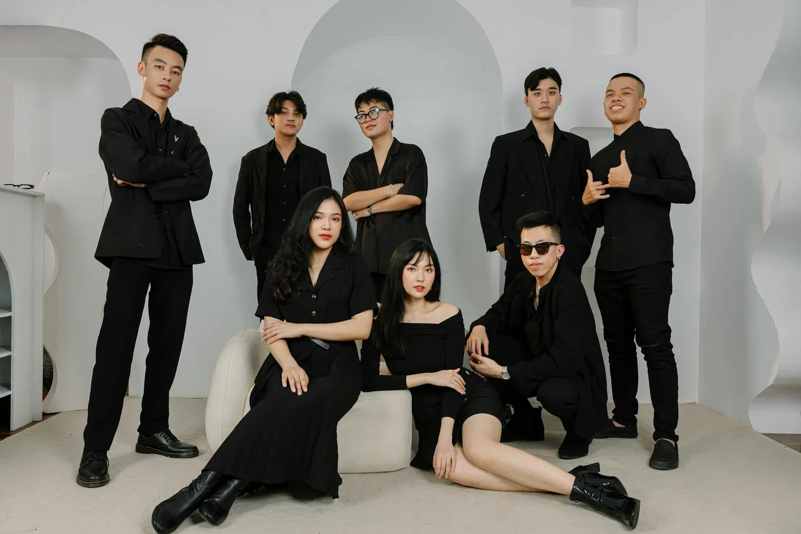 Nhóm bạn trẻ tự tin tạo dáng trong studio hiện đại, trang phục đen nổi bật dưới ánh sáng chuyên nghiệp, toát lên thần thái. | Thiết kế nội thất 24