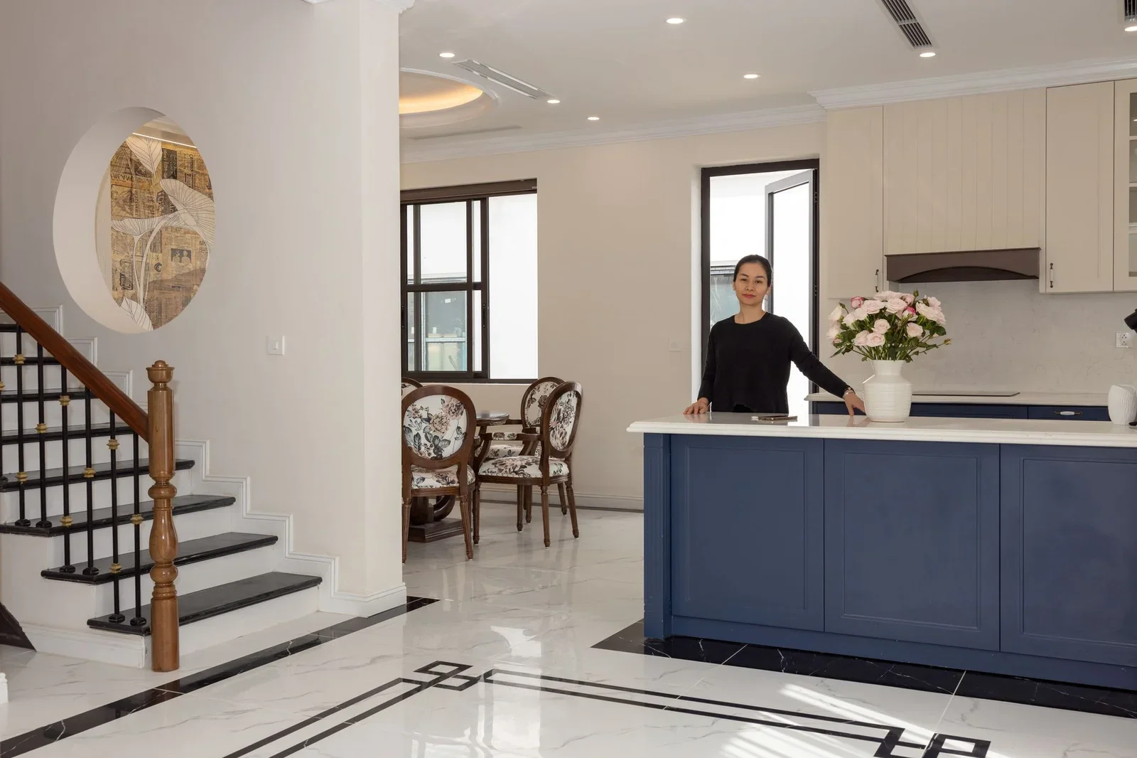 Gian bếp duplex hiện đại rộng mở, nội thất sang trọng kết hợp hoa tươi thanh lịch tạo điểm nhấn ấm cúng. | Thiết kế nội thất 24