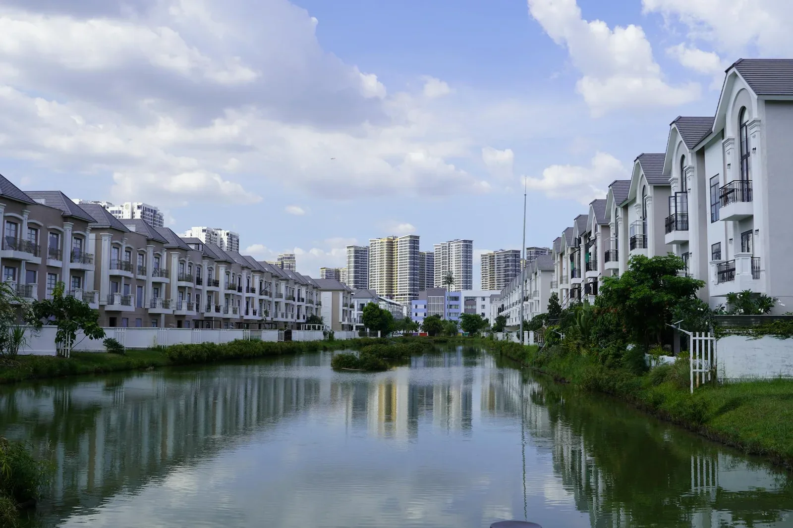 Tầm nhìn panorama đắt giá từ căn hộ duplex, phản chiếu đô thị sầm uất trên mặt sông phẳng lặng dưới bầu trời xanh. | Thiết kế nội thất 24