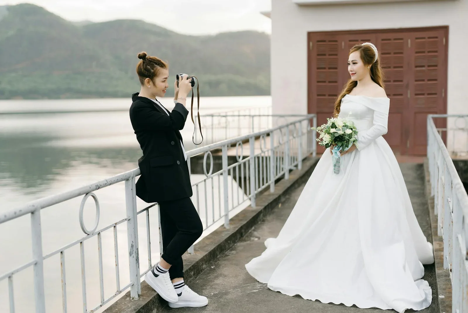 Cô dâu thanh lịch tạo dáng bên hồ nước yên bình, nguồn cảm hứng thiết kế không gian duplex lãng mạn và tinh tế. | Thiết kế nội thất 24