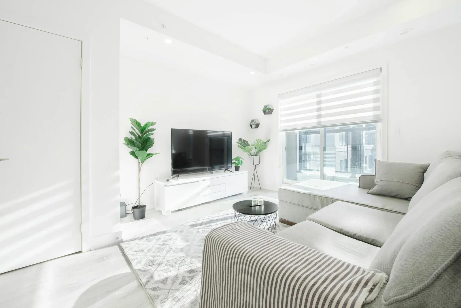 Phòng khách duplex thông thoáng với phong cách tối giản hiện đại, đón trọn ánh sáng tự nhiên tạo cảm giác thư thái. | Thiết kế nội thất 24