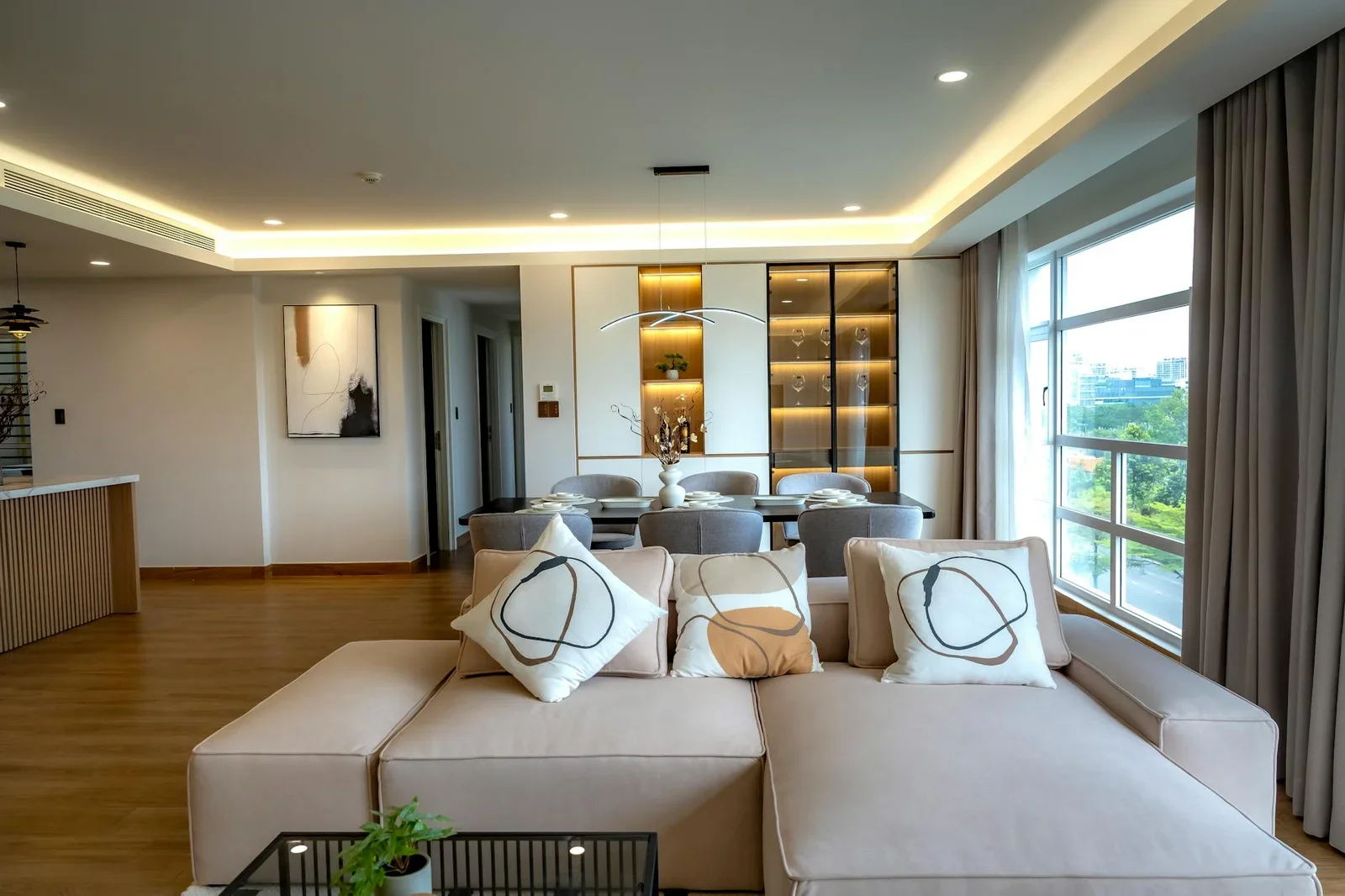 Không gian sinh hoạt chung sang trọng, nội thất thời thượng cùng hệ cửa kính lớn khuếch tán ánh sáng rực rỡ khắp phòng. | Thiết kế nội thất 24