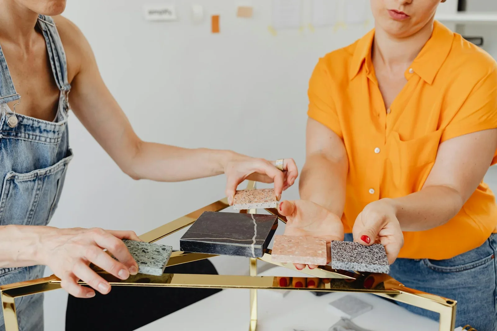 Chuyên gia tỉ mỉ lựa chọn mẫu đá tự nhiên cao cấp, kiến tạo bề mặt sang trọng cho không gian duplex đẳng cấp. | Thiết kế nội thất 24